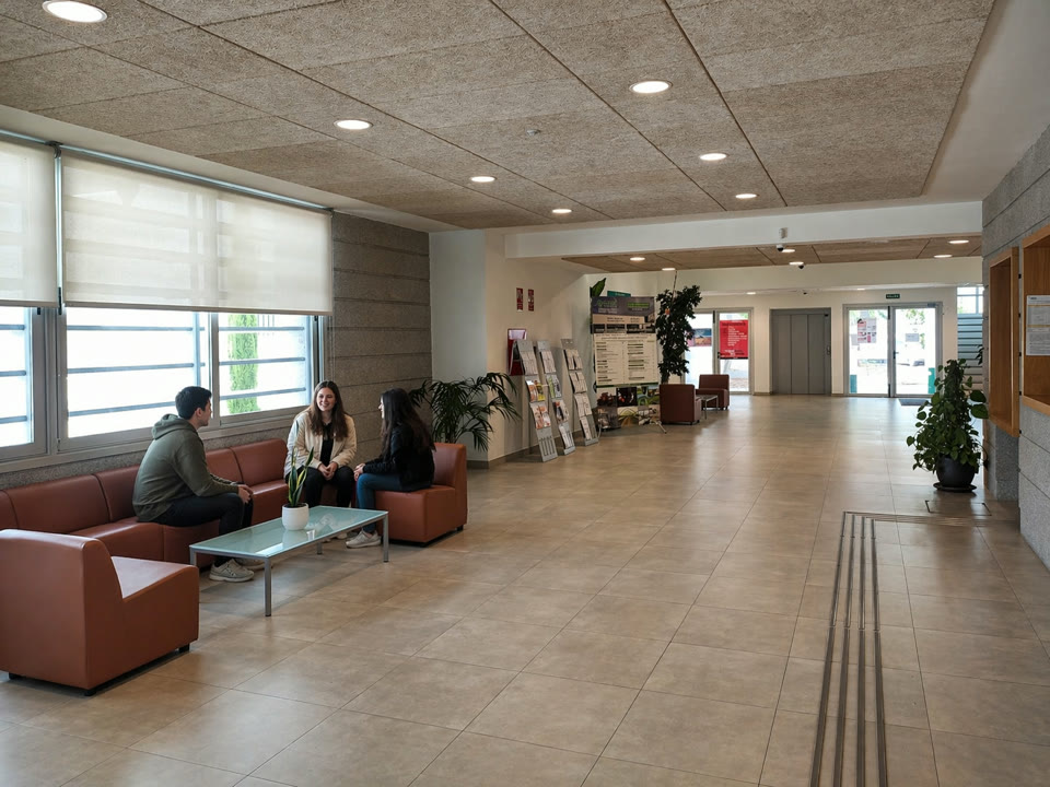 Entrada principal del centro: puerta de acceso al campus formativo en Don Benito.