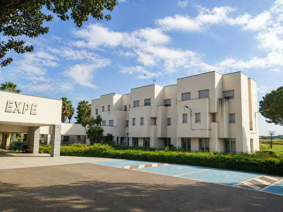 Edificio de residencia del centro formativo, con capacidad para 100 plazas, en entorno ajardinado.